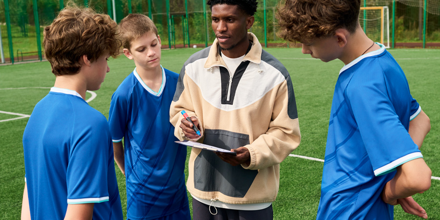 Alunos orienta colegas sobre estratégias de jogo