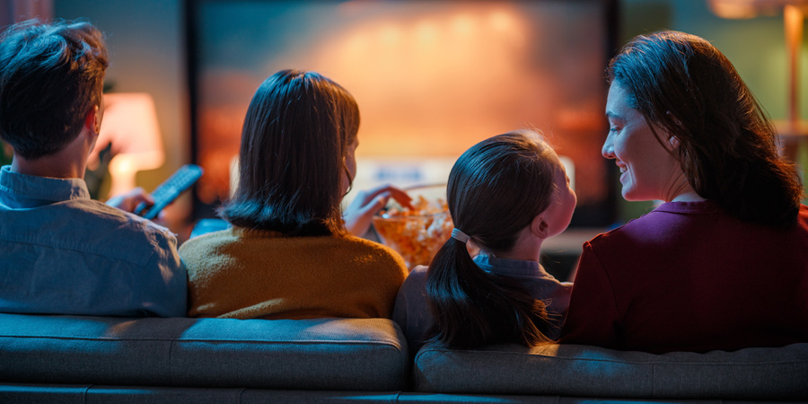 família vendo televisão 