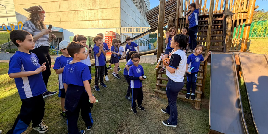 alunos brincando no colégio 