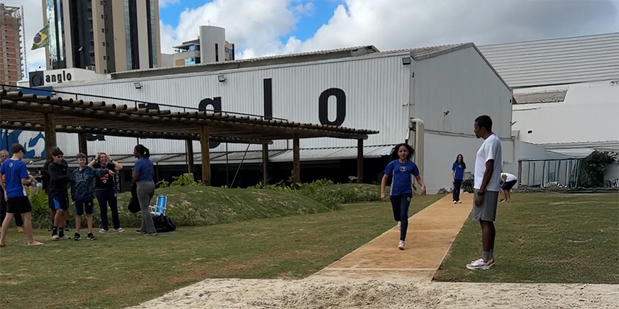 aluna em aula de atletismo 