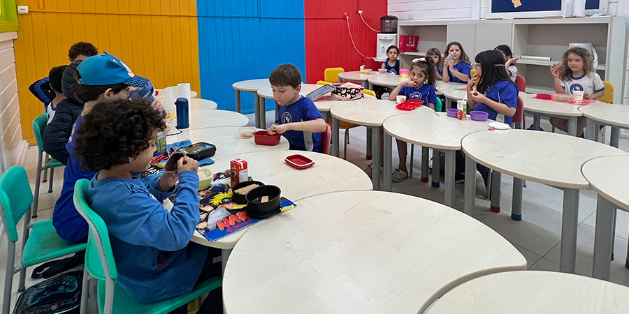 alunos comendo lanchinho da lancheira saudável 