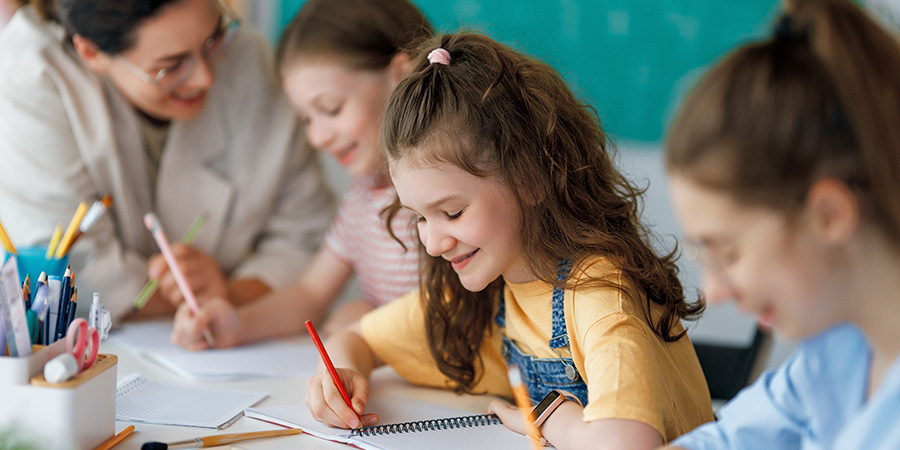 menina com lápis na mão estudando