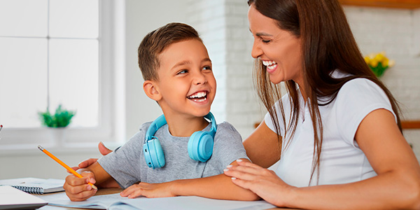 Mãe e filho estudam juntos fazendo tarefa. 