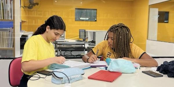 alunos fazendo tarefa 
