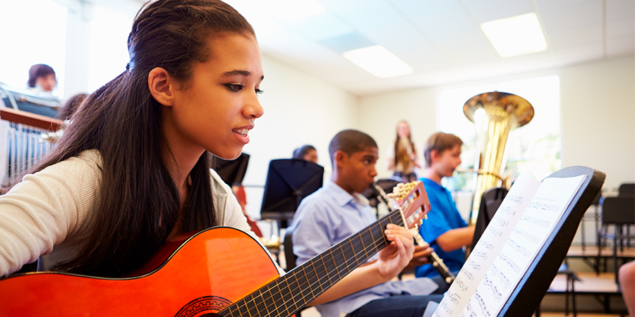 Como a música contribui para o desenvolvimento dos estudantes
