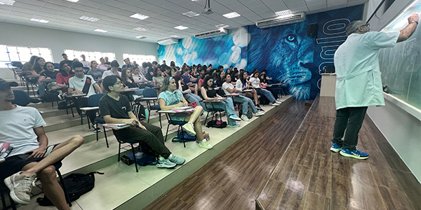 alunos em sala de aula 